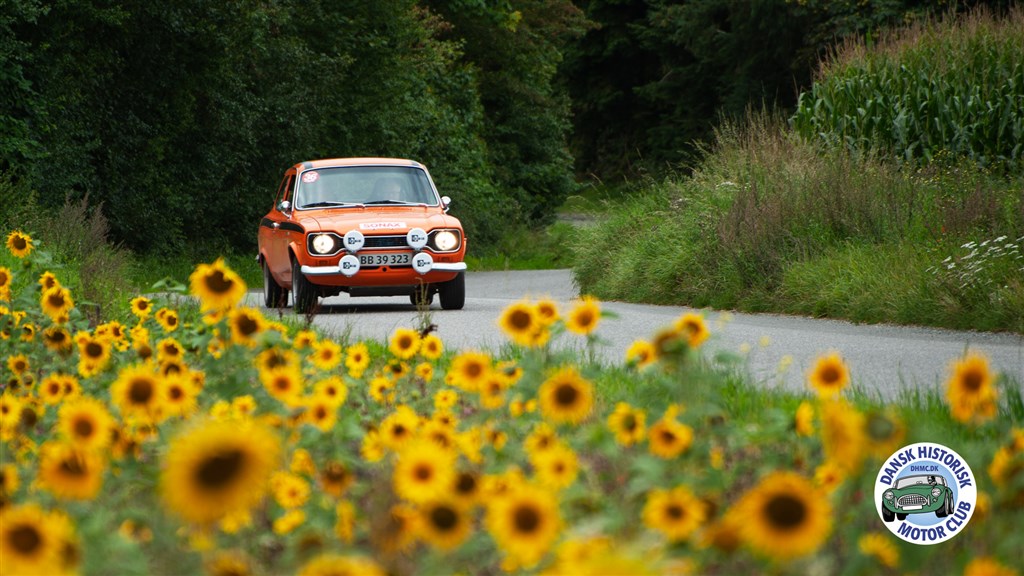 Deltagerne i SONAX DASU Classic cruiser roligt rundt i den flotte natur, mens de forsøger at holde den korrekte gennemsnitshastighed. Her Finn Kristensen, Silkeborg og Erik Rasmussen, Ry i en fin Ford Escort Mexico.
(Foto: rallypics.dk-Viggo Johansen)